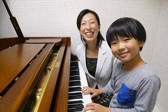 キッズジャズピアノレッスンの様子