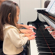 ピアノ教室に通う生徒の様子