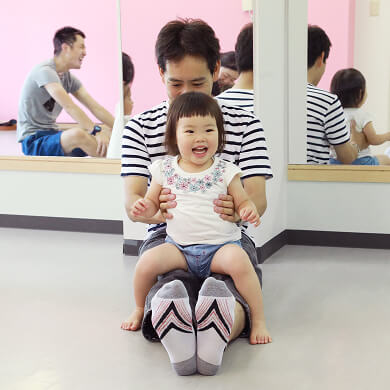 リトミック教室に通う親子の様子