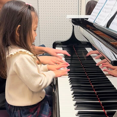 ピアノ教室に通う生徒の様子